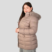 Chamarra larga capitonada plus size para mujer con bolsos al costado Greenlander - Greenlander