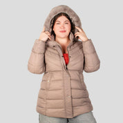 Chamarra larga capitonada plus size para mujer con bolsos al costado Greenlander - Greenlander