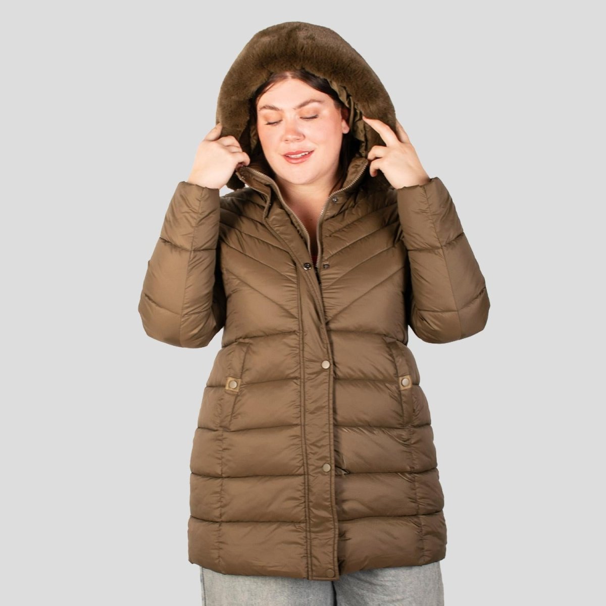 Chamarra larga capitonada plus size para mujer con bolsos al costado Greenlander - Greenlander