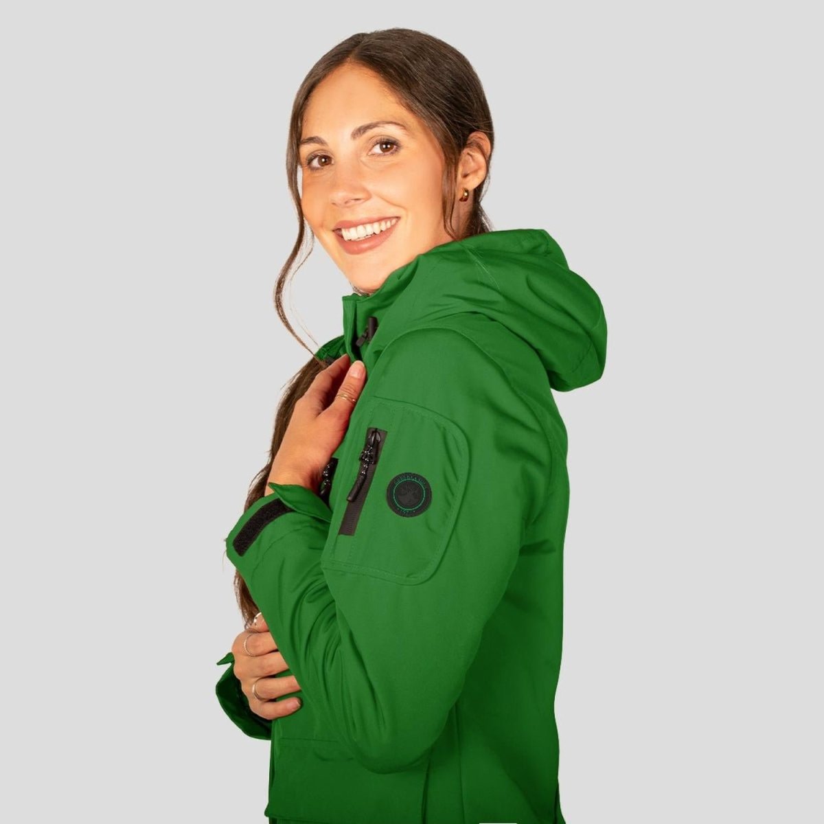 Chamarra Para Mujer Chubasquera Rompevientos Con Gorro Fijo y Cierres Waterproof - Greenlander