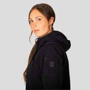 Chamarra Para Mujer Chubasquera Rompevientos Con Gorro Fijo y Cierres Waterproof - The Original Greenlander