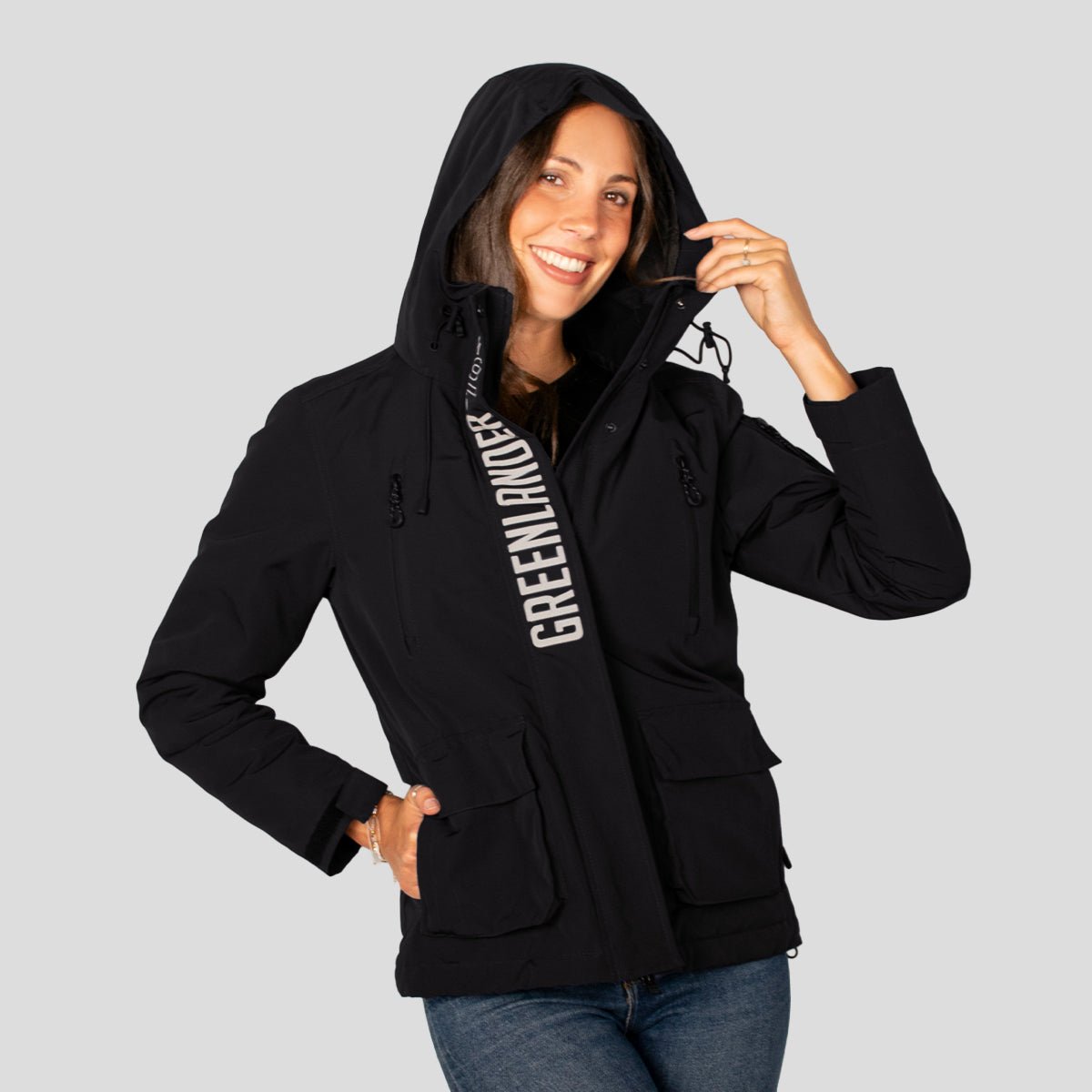 Chamarra Para Mujer Chubasquera Rompevientos Con Gorro Fijo y Cierres Waterproof - The Original Greenlander