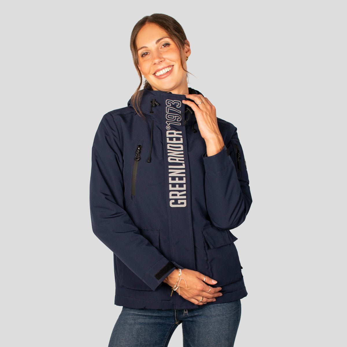 Chamarra Para Mujer Chubasquera Rompevientos Con Gorro Fijo y Cierres Waterproof - The Original Greenlander