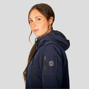 Chamarra Para Mujer Chubasquera Rompevientos Con Gorro Fijo y Cierres Waterproof - The Original Greenlander