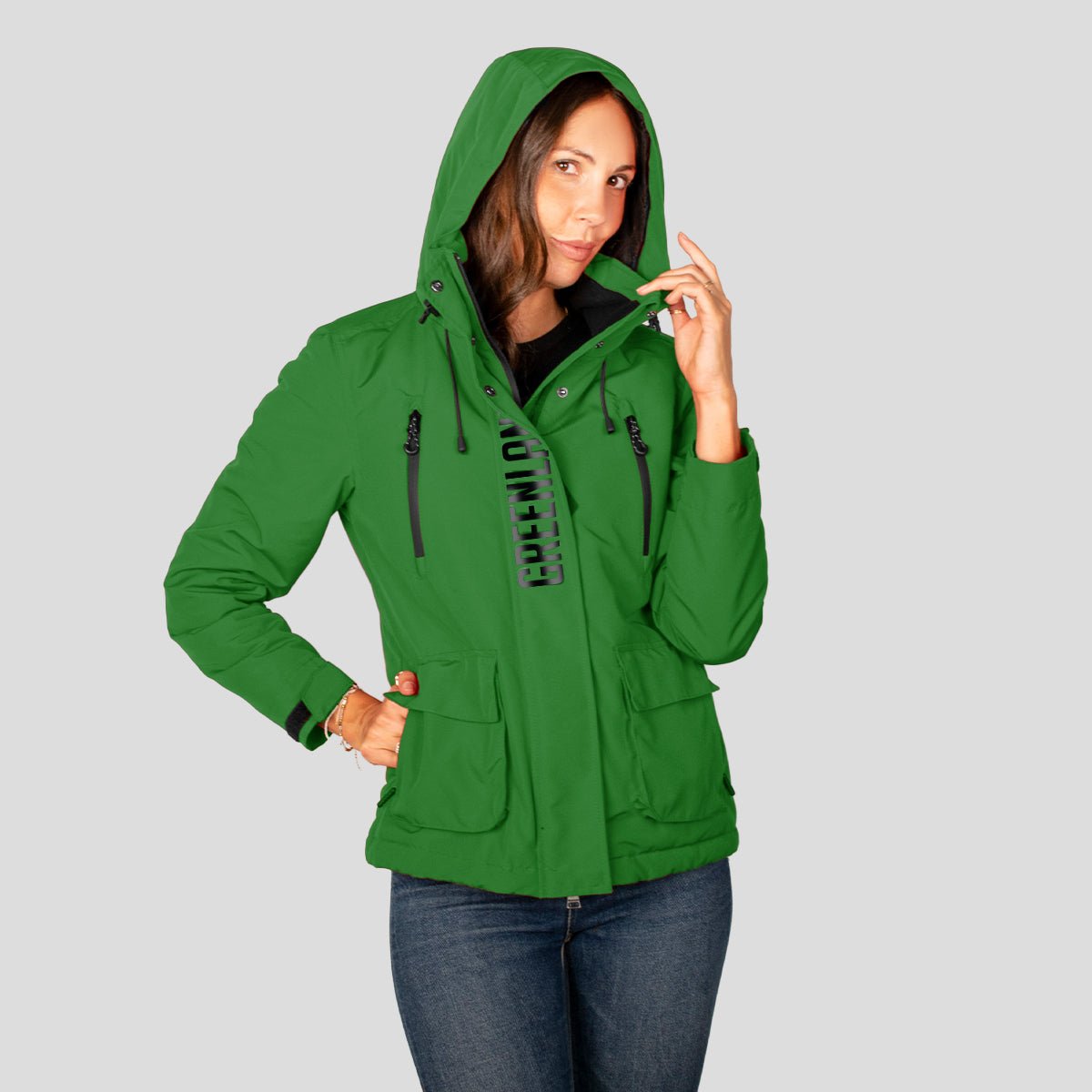 Chamarra Para Mujer Chubasquera Rompevientos Con Gorro Fijo y Cierres Waterproof - The Original Greenlander