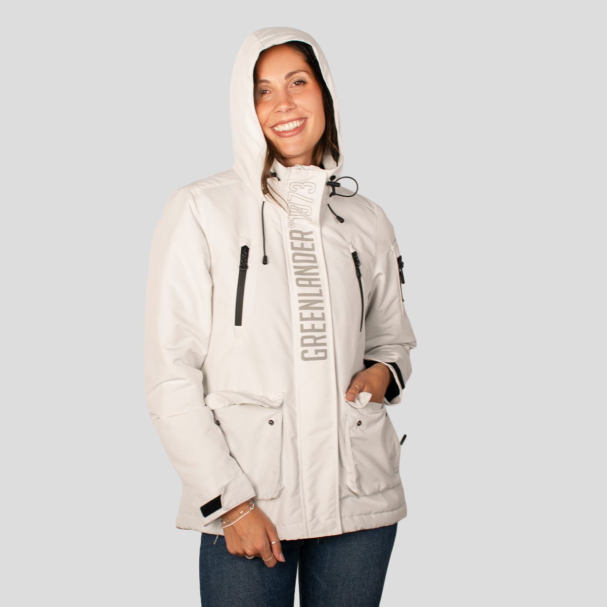 Chamarra Para Mujer Chubasquera Rompevientos Con Gorro Fijo y Cierres Waterproof - The Original Greenlander