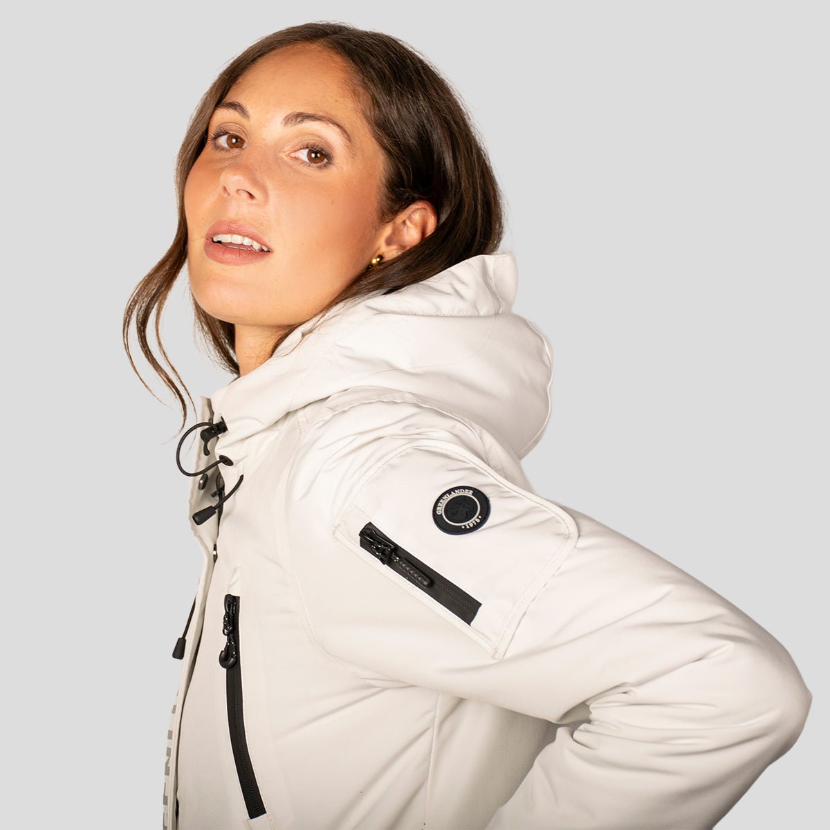Chamarra Para Mujer Chubasquera Rompevientos Con Gorro Fijo y Cierres Waterproof - The Original Greenlander